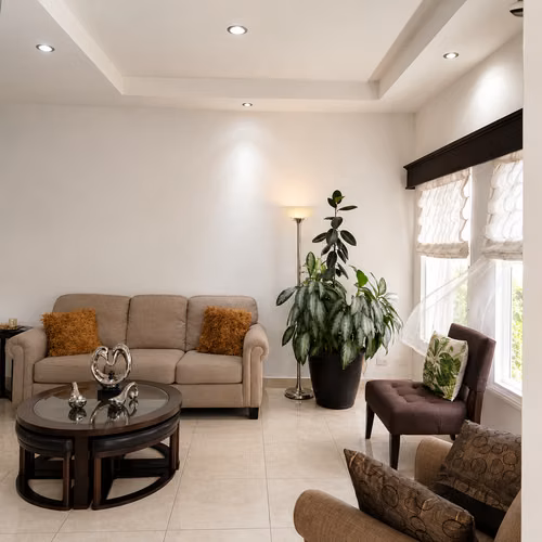 Casa con habitación en primer nivel en Guayabos, Curridabat