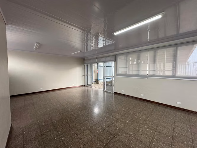 Alquiler Oficinas y Bodega en La Uruca | 600 m² | Uso Industrial | Seguridad