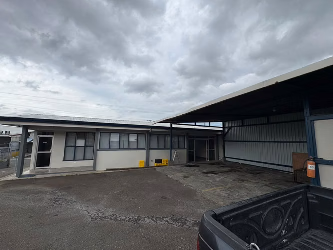 Alquiler Oficinas y Bodega en La Uruca | 600 m² | Uso Industrial | Seguridad
