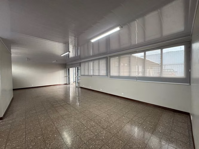 Alquiler Oficinas y Bodega en La Uruca | 600 m² | Uso Industrial | Seguridad