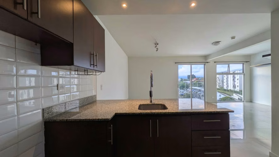 Se alquila amplio apartamento en Condominio Torres de Granadilla – Curridabat - Imagen 2
