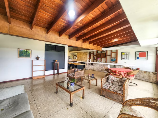 Venta de Casa con uso de suelo mixto en Barrio Escalante | 420 m²