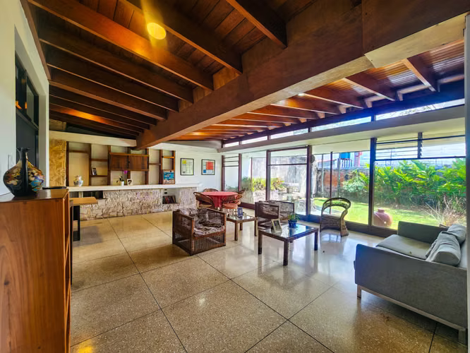 Venta de Casa con uso de suelo mixto en Barrio Escalante | 420 m²