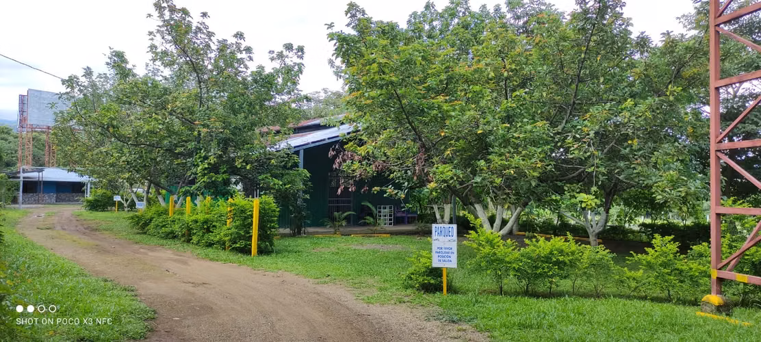 Propiedad con Casa, Apartamento y Bodega, en Orotina, Alajuela