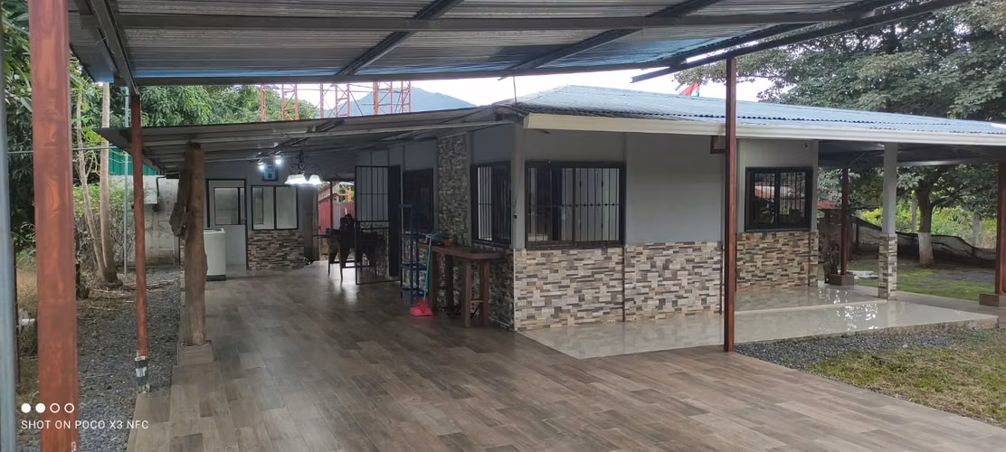 Propiedad con Casa, Apartamento y Bodega, en Orotina, Alajuela