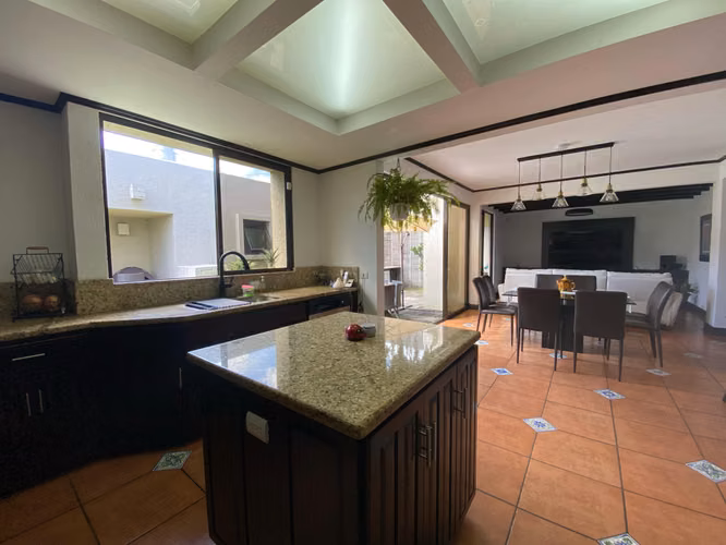 CASA PARA VENTA, EN GUAYABOS DE CURRIDABAT. 33-242