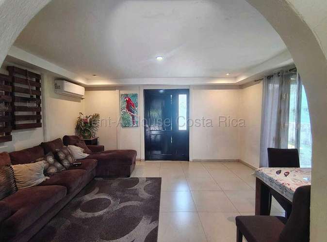 Casa esquinera con piscina y jardín en Residencial El Portillo, Turrúcares - Imagen 6