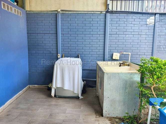 Casa esquinera con piscina y jardín en Residencial El Portillo, Turrúcares - Imagen 15