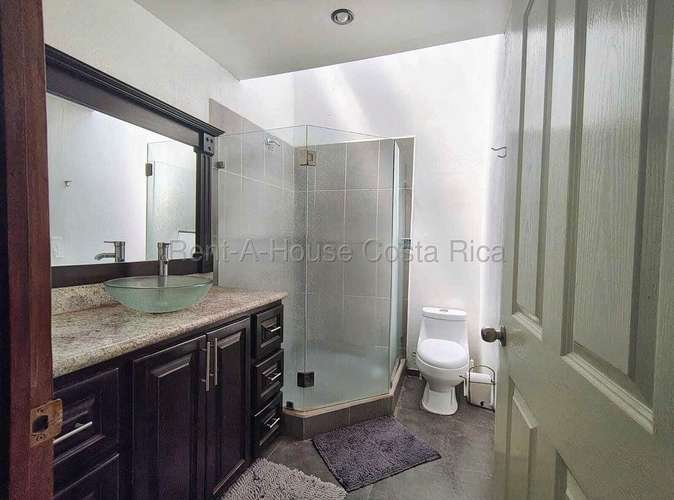 Casa esquinera con piscina y jardín en Residencial El Portillo, Turrúcares - Imagen 11