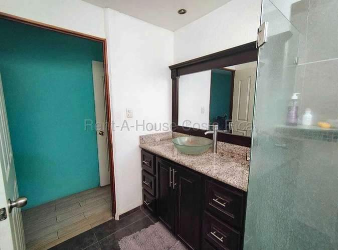 Casa esquinera con piscina y jardín en Residencial El Portillo, Turrúcares - Imagen 10