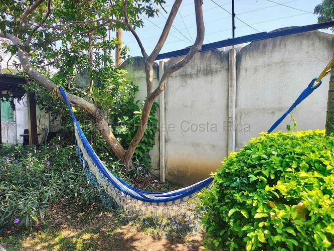 Casa esquinera con piscina y jardín en Residencial El Portillo, Turrúcares - Imagen 16