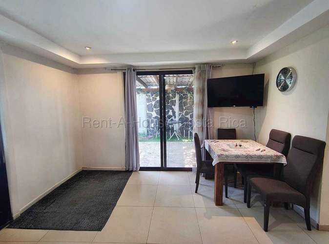 Casa esquinera con piscina y jardín en Residencial El Portillo, Turrúcares - Imagen 7