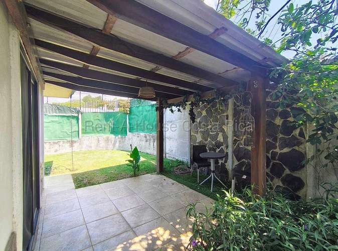 Casa esquinera con piscina y jardín en Residencial El Portillo, Turrúcares - Imagen 5