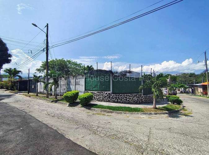 Casa esquinera con piscina y jardín en Residencial El Portillo, Turrúcares - Imagen 3