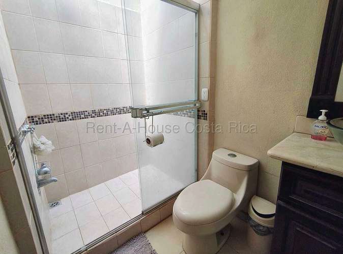 Casa esquinera con piscina y jardín en Residencial El Portillo, Turrúcares - Imagen 14