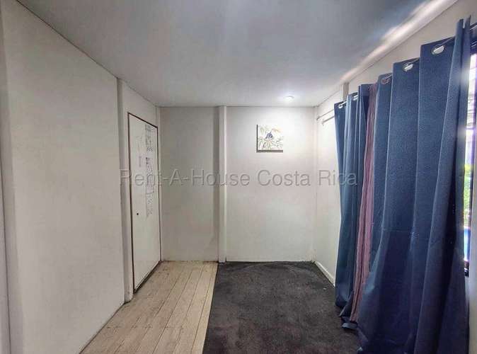 Casa esquinera con piscina y jardín en Residencial El Portillo, Turrúcares - Imagen 12