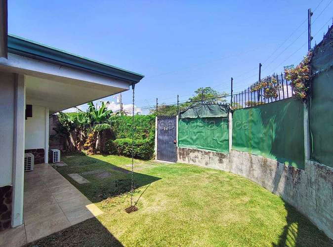 Casa esquinera con piscina y jardín en Residencial El Portillo, Turrúcares - Imagen 4