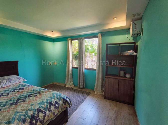 Casa esquinera con piscina y jardín en Residencial El Portillo, Turrúcares - Imagen 9