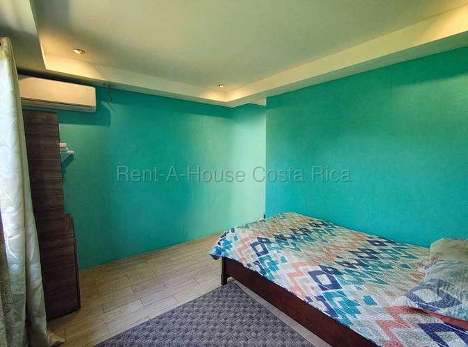 Casa esquinera con piscina y jardín en Residencial El Portillo, Turrúcares - Imagen 8
