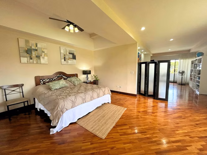 Casa con Piscina Privada en Lote de 1.014 m² | Piedades de Santa Ana