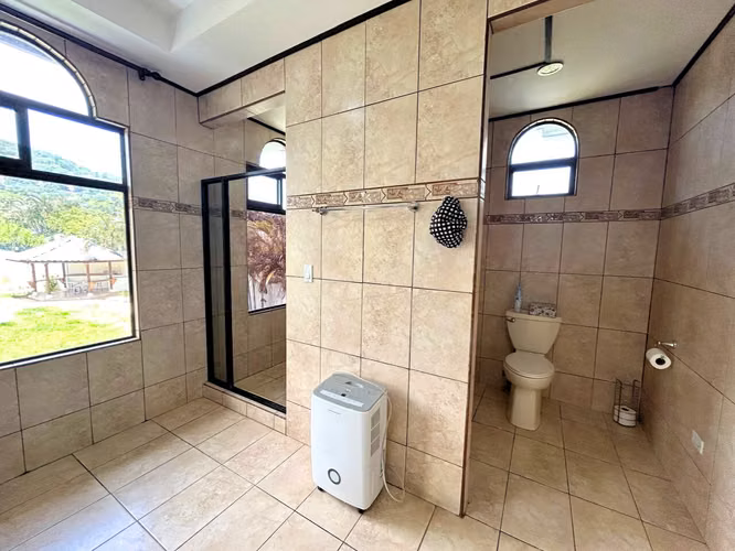 Casa con Piscina Privada en Lote de 1.014 m² | Piedades de Santa Ana