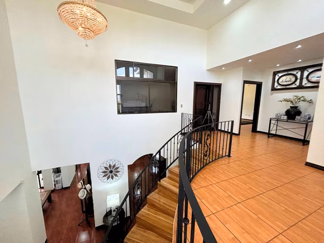 Casa con Piscina Privada en Lote de 1.014 m² | Piedades de Santa Ana