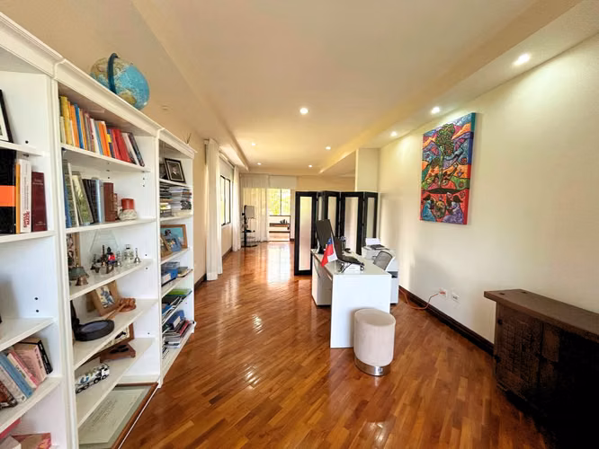 Casa con Piscina Privada en Lote de 1.014 m² | Piedades de Santa Ana