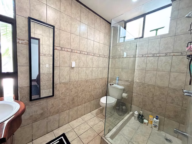 Casa con Piscina Privada en Lote de 1.014 m² | Piedades de Santa Ana