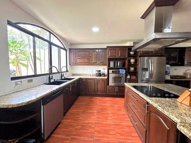 Casa con Piscina Privada en Lote de 1.014 m² | Piedades de Santa Ana