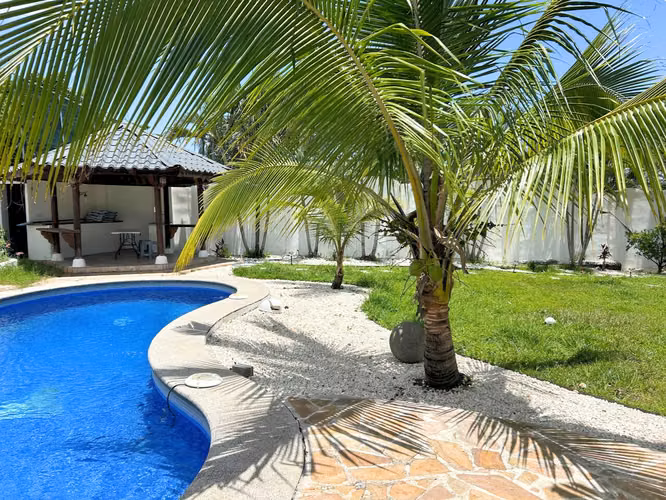Casa con Piscina Privada en Lote de 1.014 m² | Piedades de Santa Ana