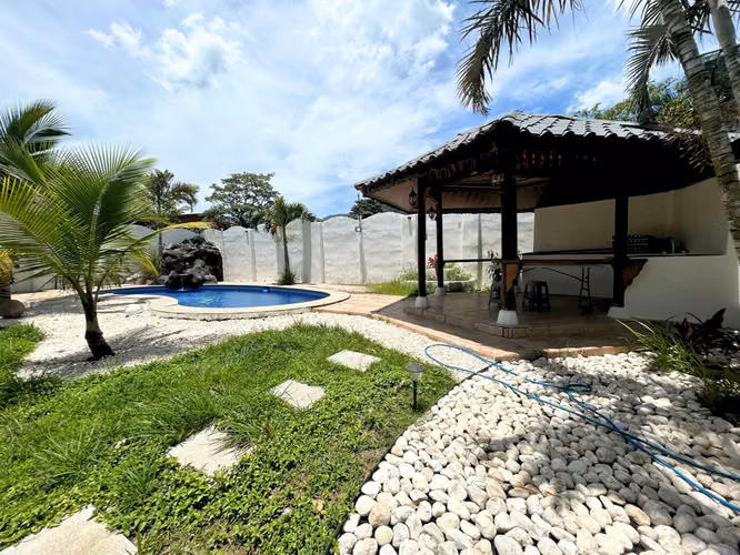 Casa con Piscina Privada en Lote de 1.014 m² | Piedades de Santa Ana