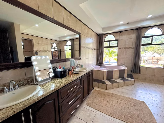 Casa con Piscina Privada en Lote de 1.014 m² | Piedades de Santa Ana