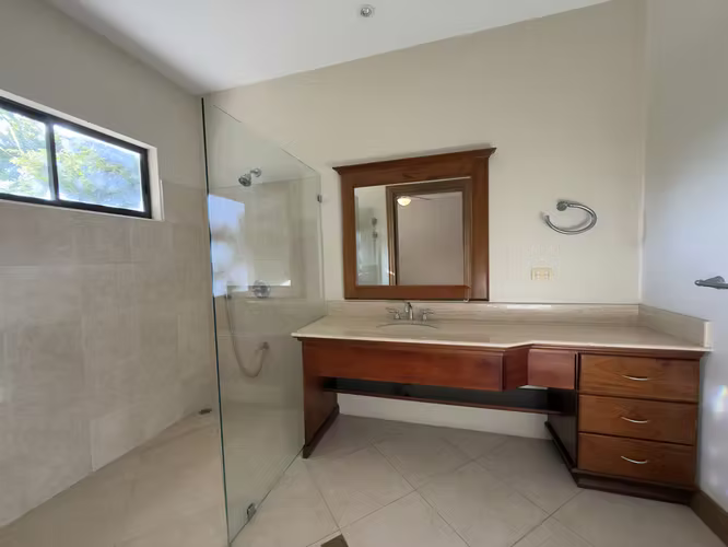 Venta y alquiler de casa en condominio en Lindora