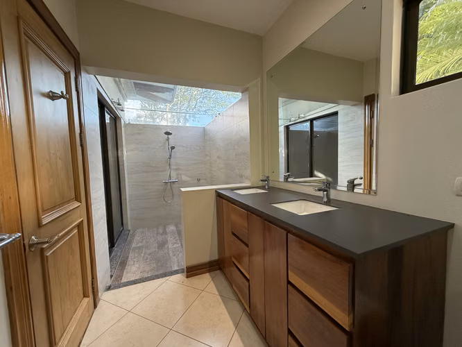 Venta y alquiler de casa en condominio en Lindora