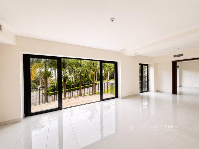 21462 - Four-bedroom apartment with private garden and terrace