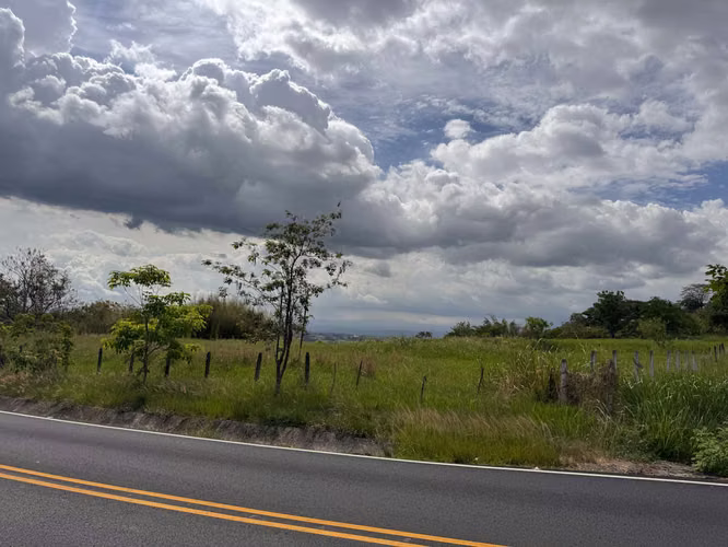 Venta de lote Uso residencial y comercial, frente a calle principal - Imagen 10
