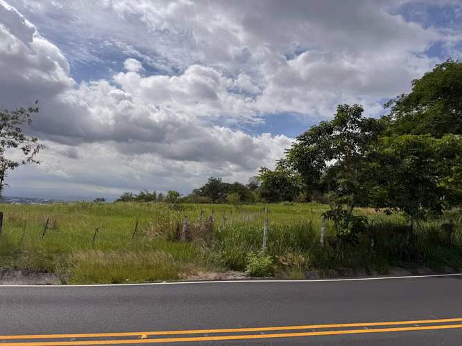Venta de lote Uso residencial y comercial, frente a calle principal - Imagen 9