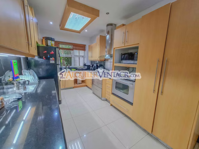 Trejos Montealegre x Avenida Escazú! Condominio de 311 m2 - Imagen 12