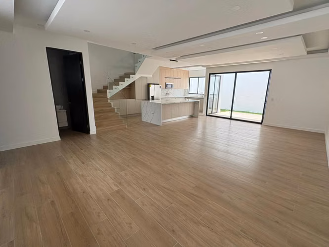 *Venta de casa de lujo de tres pisos en condominio en Tres Ríos.