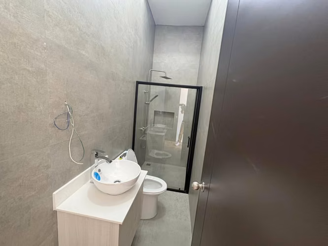 *Venta de casa de lujo de tres pisos en condominio en Tres Ríos.