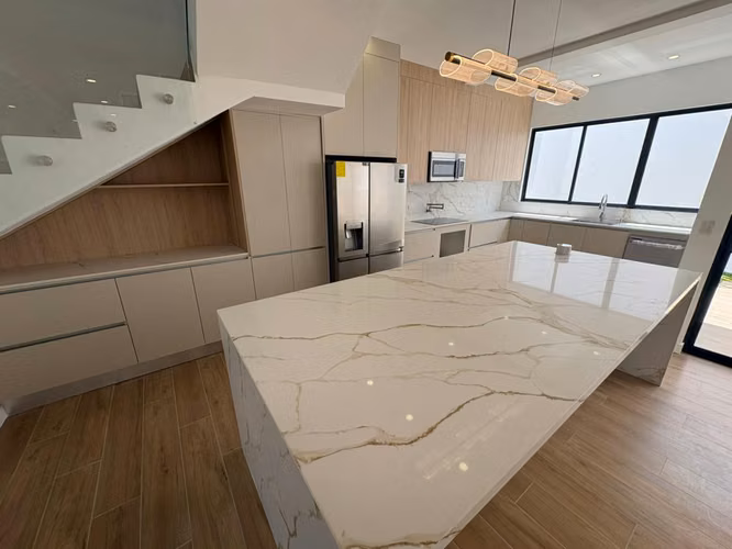 *Venta de casa de lujo de tres pisos en condominio en Tres Ríos.