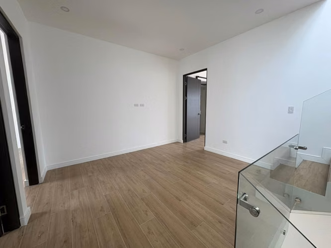 *Venta de casa de lujo de tres pisos en condominio en Tres Ríos.