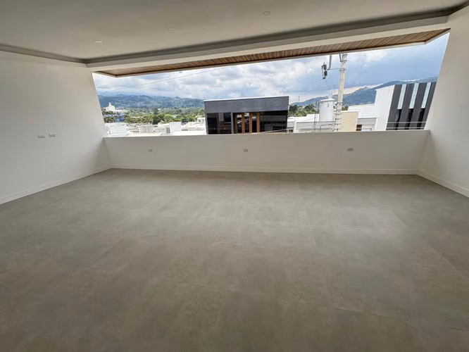 *Venta de casa de lujo de tres pisos en condominio en Tres Ríos.