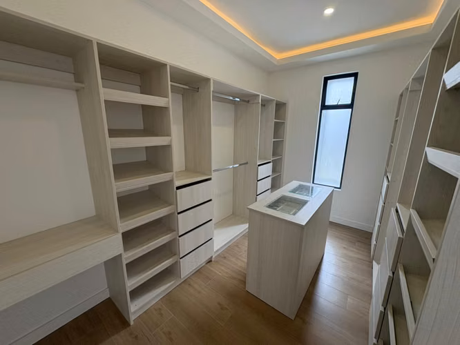 *Venta de casa de lujo de tres pisos en condominio en Tres Ríos.
