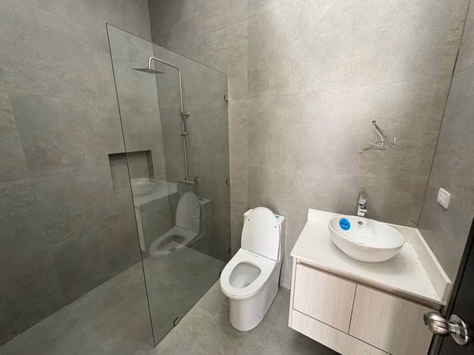 *Venta de casa de lujo de tres pisos en condominio en Tres Ríos.