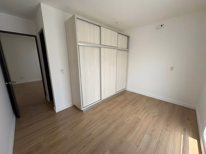 *Venta de casa de lujo de tres pisos en condominio en Tres Ríos.