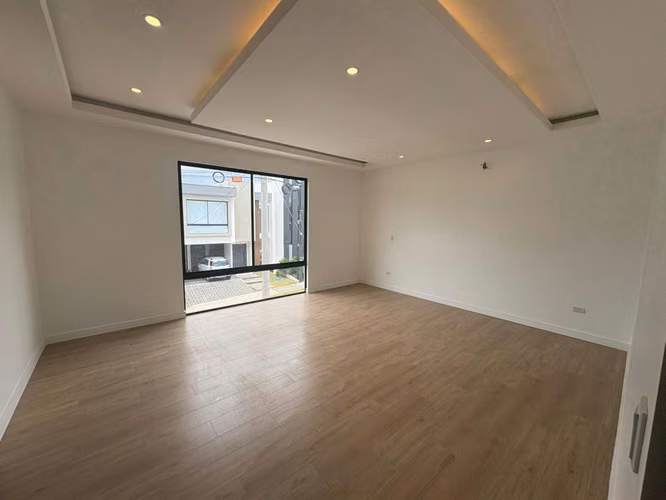 *Venta de casa de lujo de tres pisos en condominio en Tres Ríos.