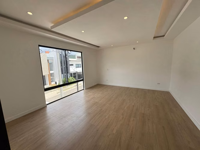 *Venta de casa de lujo de tres pisos en condominio en Tres Ríos.