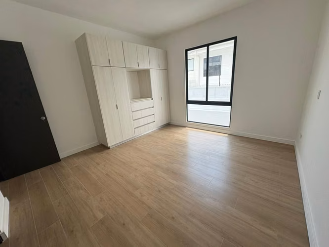 *Venta de casa de lujo de tres pisos en condominio en Tres Ríos.