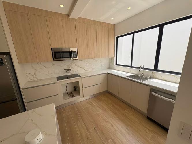 *Venta de casa de lujo de tres pisos en condominio en Tres Ríos.